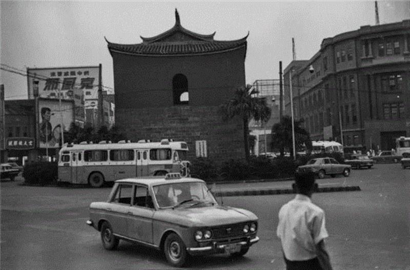 一间咖啡馆中的 Lost City | 单读