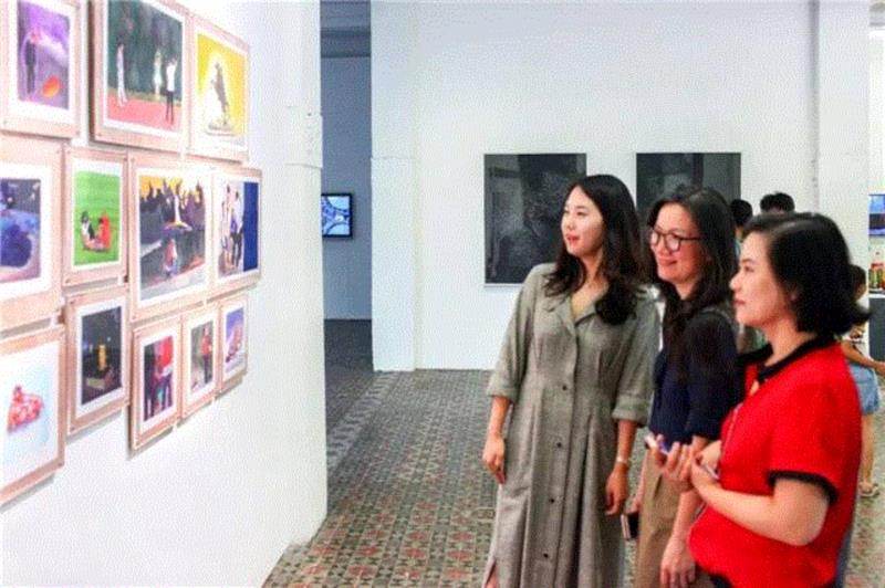画廊总监全荣花（左一）与策展人、评论家樊林（左二）及其友人在刘声《金沙洲》系列作品前,【现场】无声的号子——刘声、李消非,刘声,李消非,号子,流水线,生产,大沙,录像,可变,沙发,画廊