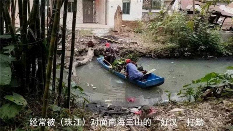 水流柴，手机录像，尺寸可变，12‘，2017,【现场】无声的号子——刘声、李消非,刘声,李消非,号子,流水线,生产,大沙,录像,可变,沙发,画廊