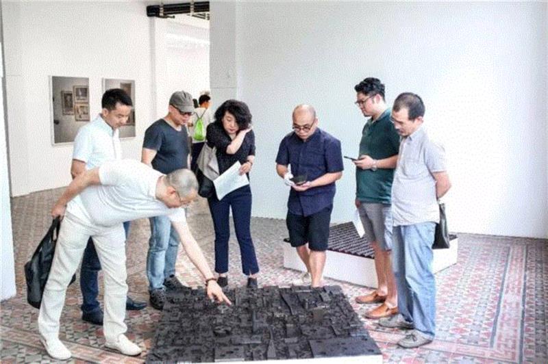 左起策展人、评论家孙晓枫、胡斌，艺术家李消非、段建宇，右起陈侗，创业策划人陆莫飞在《未知域》前,【现场】无声的号子——刘声、李消非,刘声,李消非,号子,流水线,生产,大沙,录像,可变,沙发,画廊