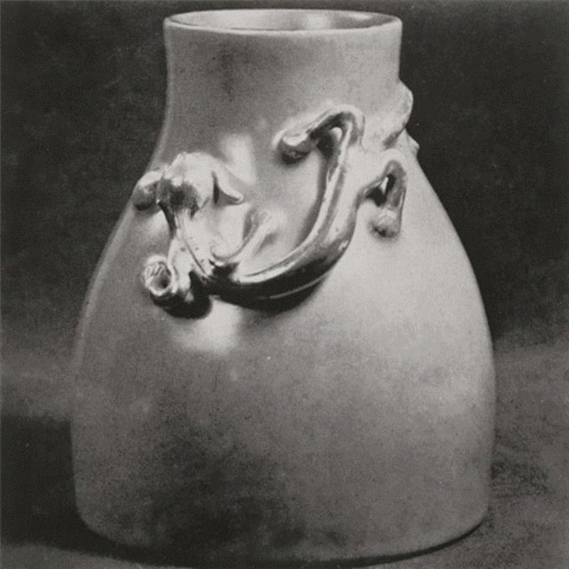 春拍预览｜珊瑚红釉洒金堆龙罐一对