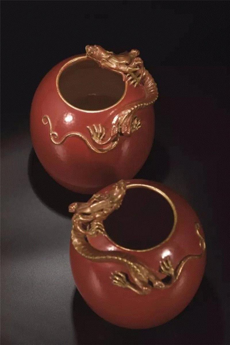 春拍预览｜珊瑚红釉洒金堆龙罐一对