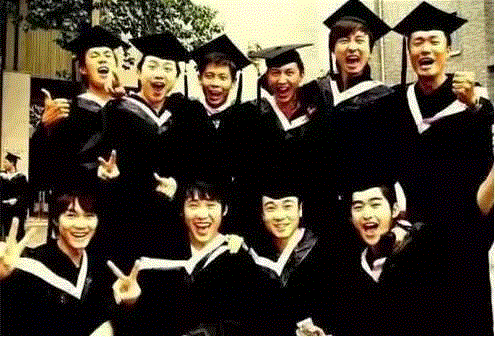 王凯毕业照(前排左一)