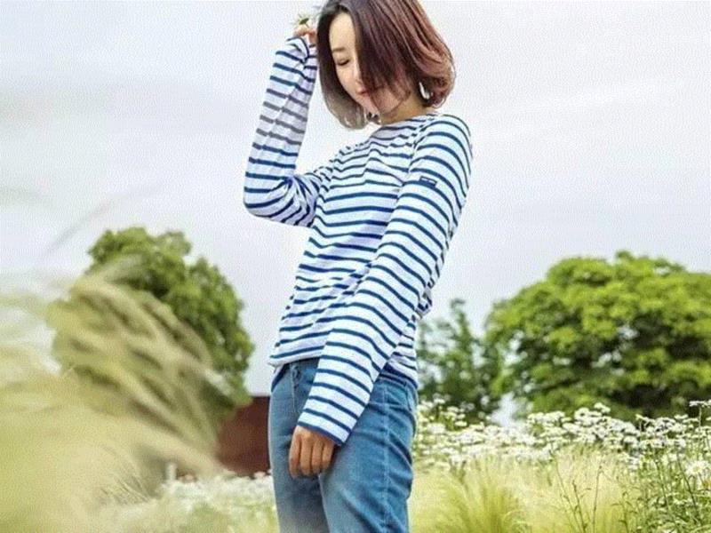圆领的设计，直筒的剪裁，不挑身材。,随便穿穿都很时髦的，恐怕只有它了,条纹,JAMES,SAINT,经典,颜色,亚麻,剪裁,模特,尺码,身高