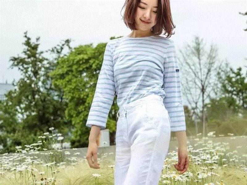 轻薄款的长袖T恤里，有两件特别小清新，一件是这款白底雾霾蓝条纹的。,随便穿穿都很时髦的，恐怕只有它了,条纹,JAMES,SAINT,经典,颜色,亚麻,剪裁,模特,尺码,身高