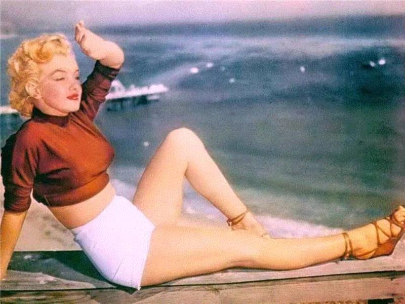 这个90后女孩的黄金腰臀比堪比玛丽莲·梦露，被ins评为全球最性感女神！四百万粉丝每天等着舔屏