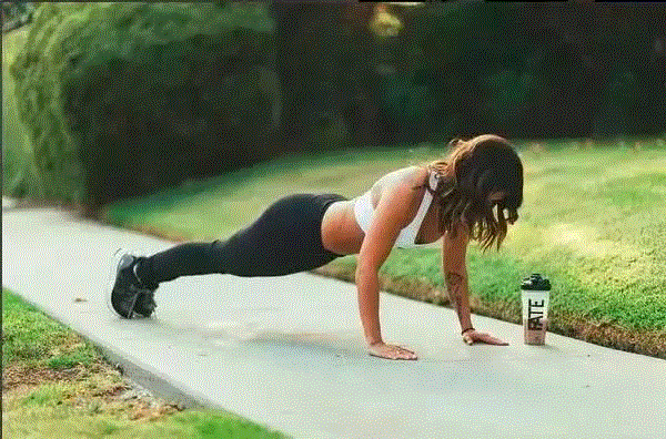 这个90后女孩的黄金腰臀比堪比玛丽莲·梦露，被ins评为全球最性感女神！四百万粉丝每天等着舔屏