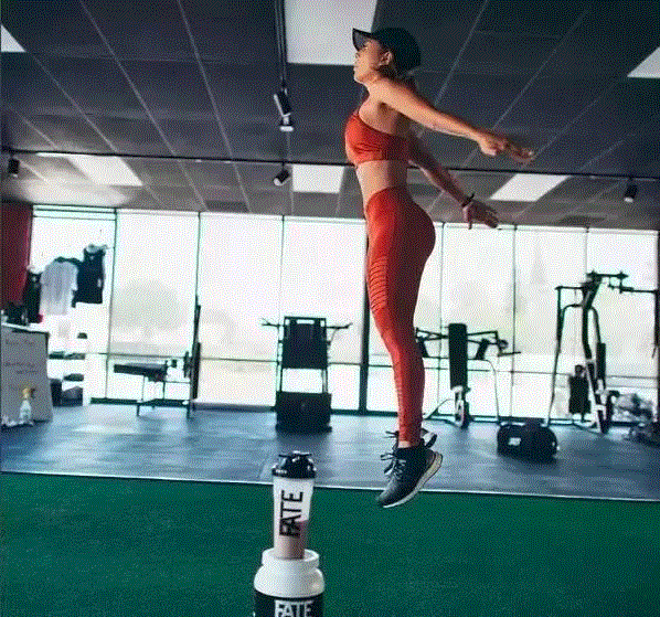 这个90后女孩的黄金腰臀比堪比玛丽莲·梦露，被ins评为全球最性感女神！四百万粉丝每天等着舔屏