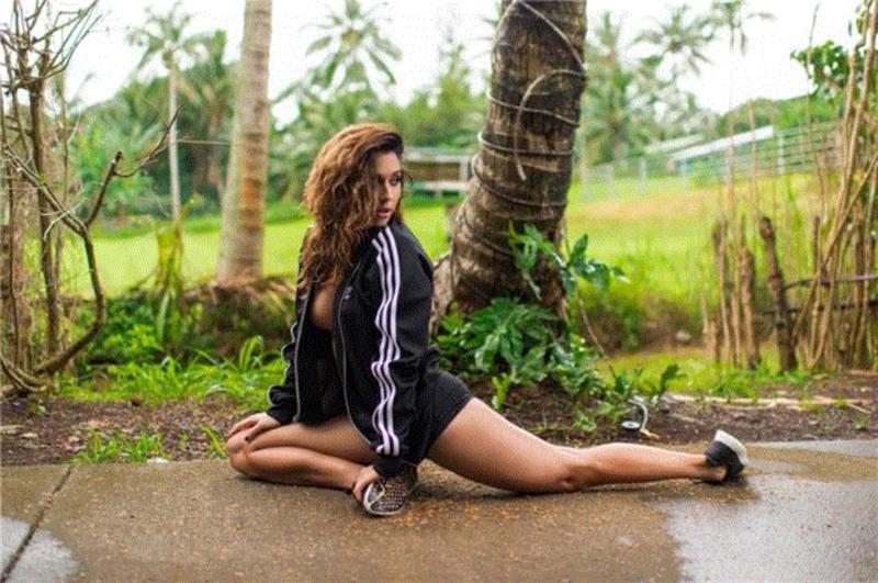 这个90后女孩的黄金腰臀比堪比玛丽莲·梦露，被ins评为全球最性感女神！四百万粉丝每天等着舔屏