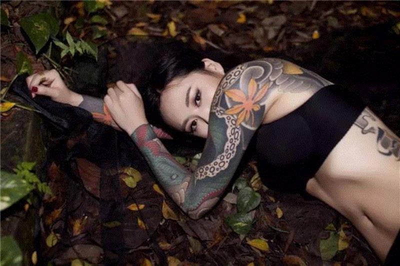 文身美女，漂亮得该裸奔