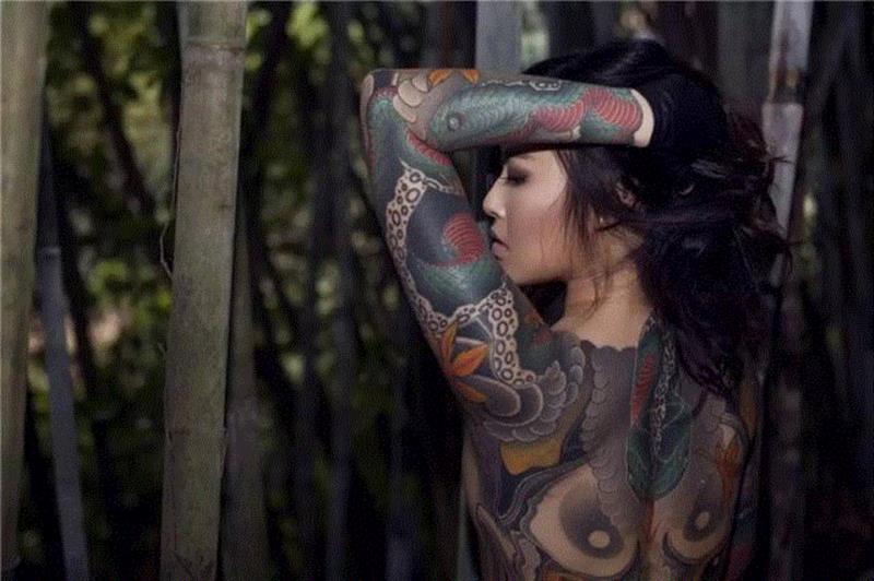文身美女，漂亮得该裸奔