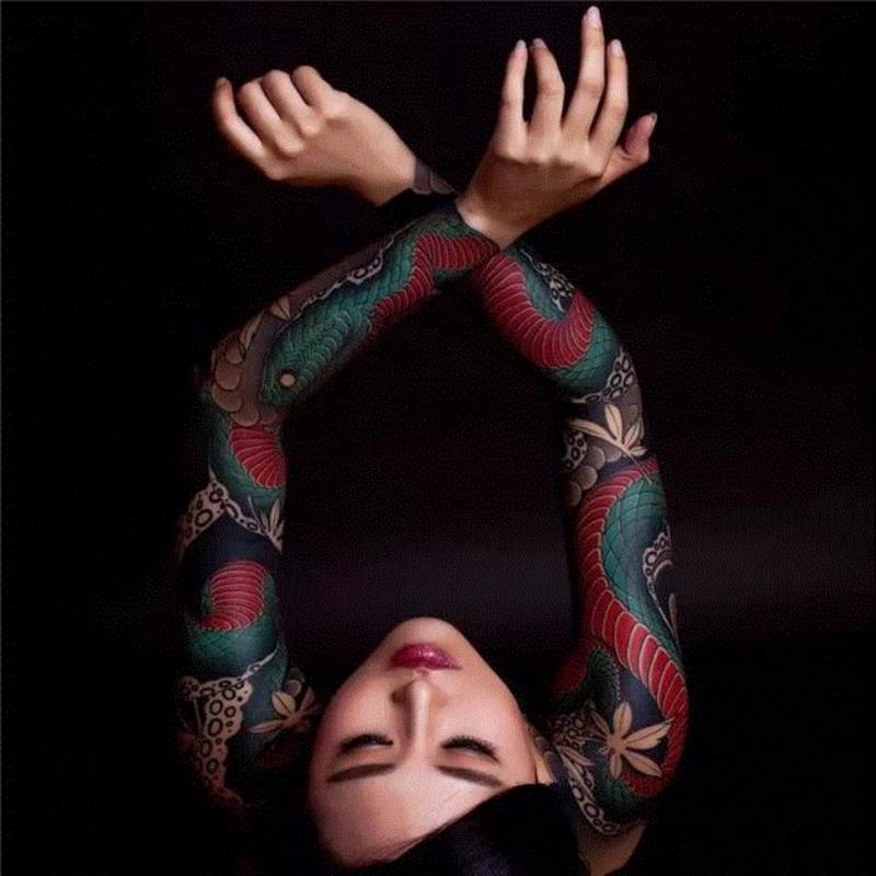 文身美女，漂亮得该裸奔
