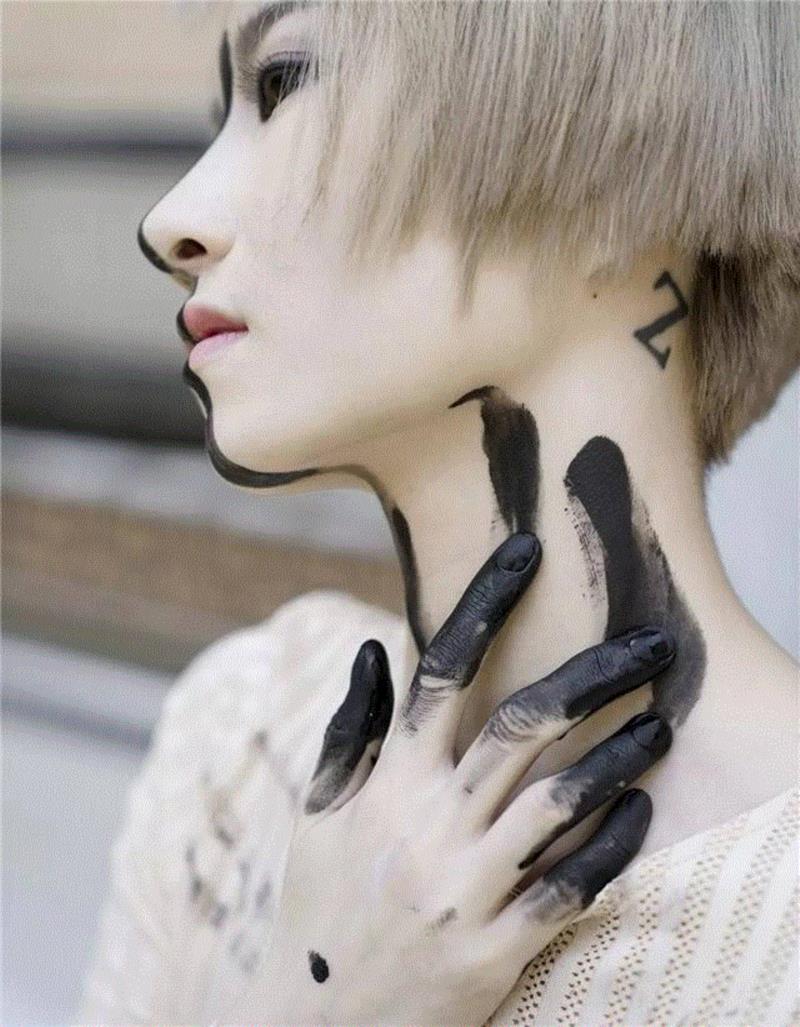 文身美女，漂亮得该裸奔