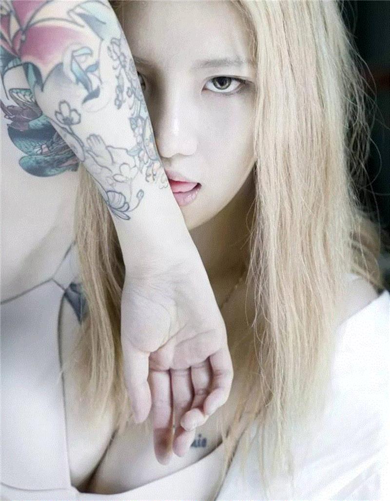 文身美女，漂亮得该裸奔