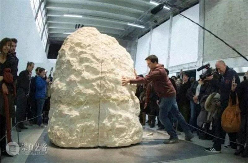 学母鸡孵蛋，把自己关进巨石，这位法国最极端行为艺术家都做了什么？,表演,亚伯拉罕·波因舍瓦尔,Poincheval,Abraham,行为艺术家,行为艺术