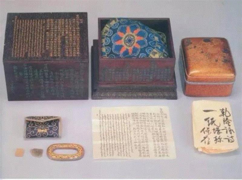 春拍预览|珍珠地珐琅彩火镰盒