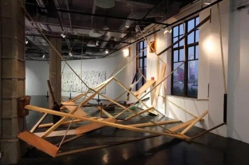 凤凰艺术展评 | 姜俊:拼贴、解构、重构——《拼贴:玩纸牌的人》