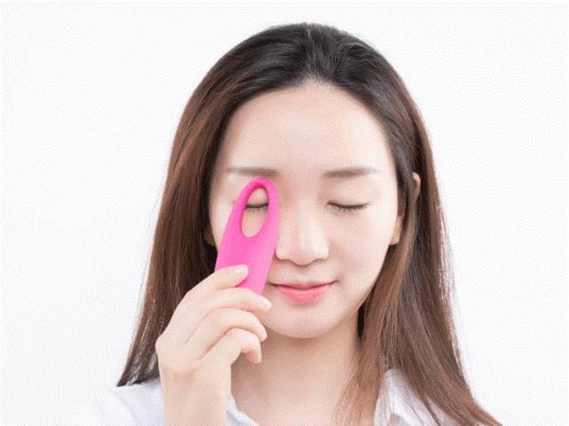 小身材扭一扭，抚平眼角细纹全靠它