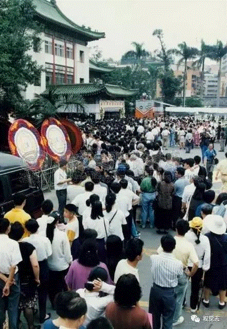 1995年5月28日,邓丽君的棺木被运往台北县金山乡的金宝山墓园,根据她