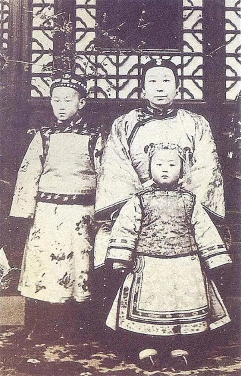 张爱玲：妈妈吻过那么多男人的胸膛，却不曾吻过我的脸颊