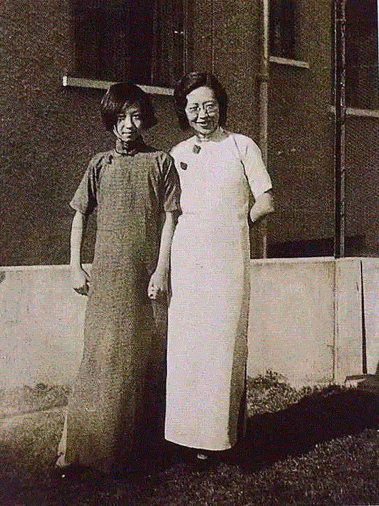 张爱玲：妈妈吻过那么多男人的胸膛，却不曾吻过我的脸颊