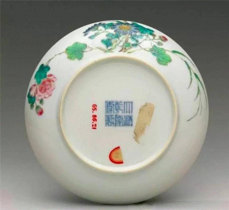 【春拍预览】巧绘珍窑若写生——记清乾隆粉彩过枝芙蓉花蜻蜓纹盘