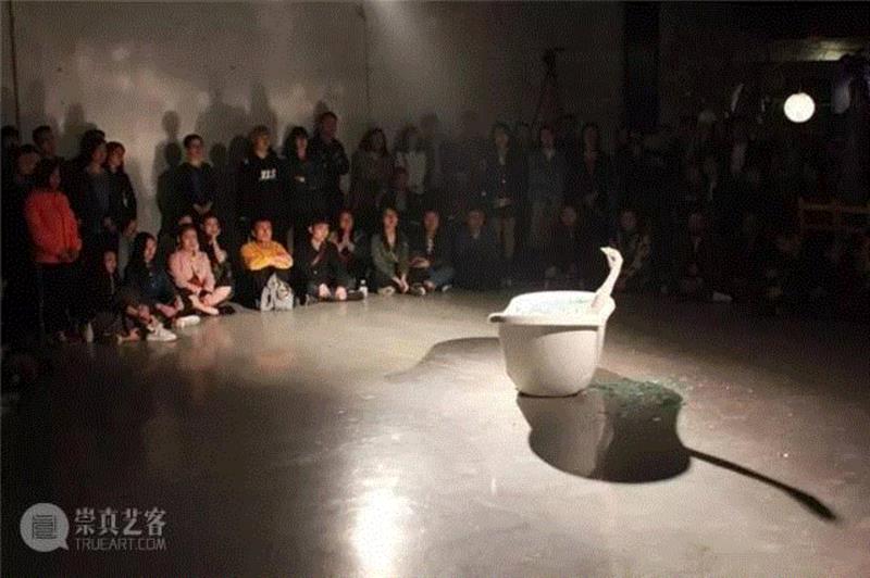 用身体写下的蓝色诗篇 | YT新媒体采访Yann Marussich及“单人表演”工作坊回顾,行为表演,身体艺术,上海明当代美术馆,蓝色混响,扬·马鲁斯西