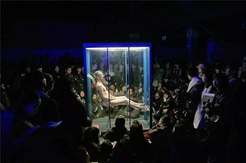 用身体写下的蓝色诗篇 | YT新媒体采访Yann Marussich及“单人表演”工作坊回顾,行为表演,身体艺术,上海明当代美术馆,蓝色混响,扬·马鲁斯西