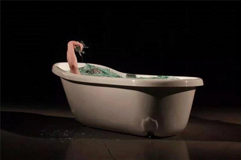 用身体写下的蓝色诗篇 | YT新媒体采访Yann Marussich及“单人表演”工作坊回顾,行为表演,身体艺术,上海明当代美术馆,蓝色混响,扬·马鲁斯西