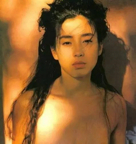 她遭母亲出卖，一裸成名，却三次获封影后，首相都想参加她的婚礼