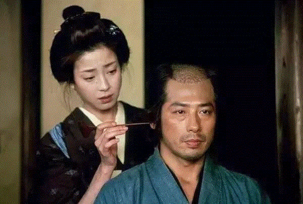 她遭母亲出卖，一裸成名，却三次获封影后，首相都想参加她的婚礼