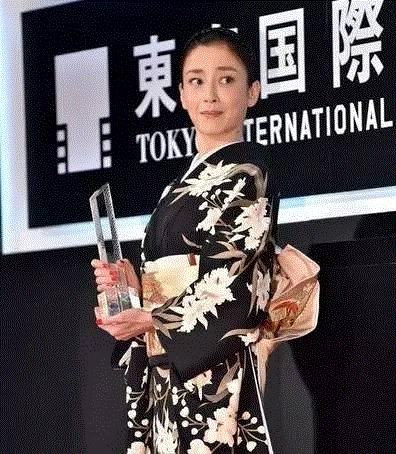 她遭母亲出卖，一裸成名，却三次获封影后，首相都想参加她的婚礼