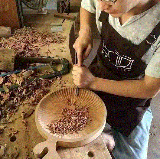 一个雕塑系男生,用百年老屋的房梁做了一盏灯