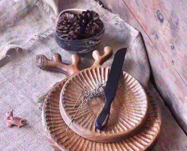 一个雕塑系男生,用百年老屋的房梁做了一盏灯