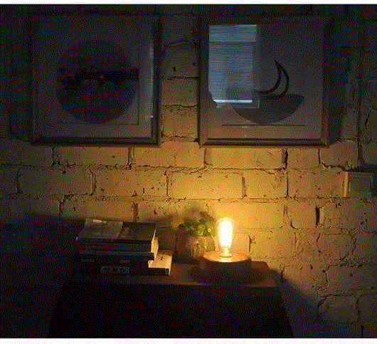 一个雕塑系男生,用百年老屋的房梁做了一盏灯