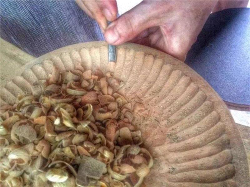 一个雕塑系男生,用百年老屋的房梁做了一盏灯