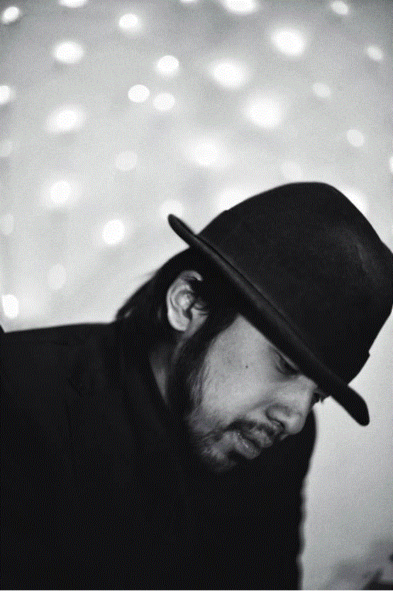 像个孩子，像个疯子，像个诗人，像个暴徒 | 单读