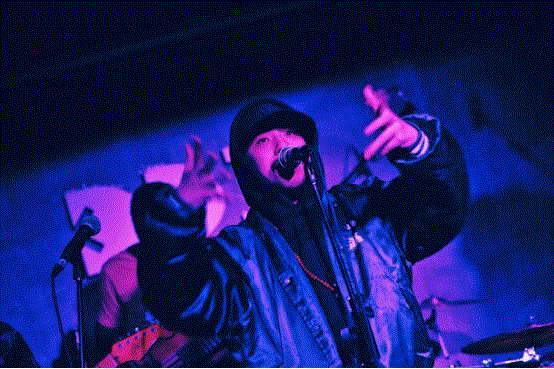 像个孩子，像个疯子，像个诗人，像个暴徒 | 单读