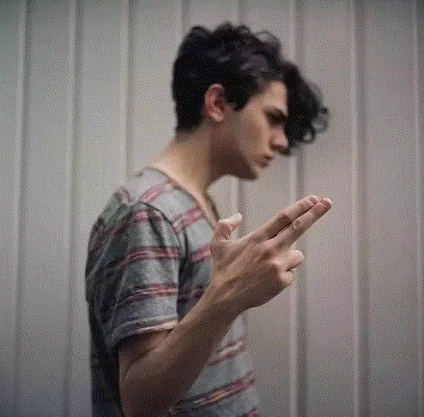 19岁就被戛纳那帮老狐狸认了亲儿子，你以为他只有颜值?