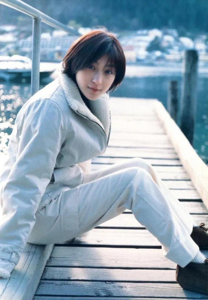 她是我见过最好看的短发女孩儿