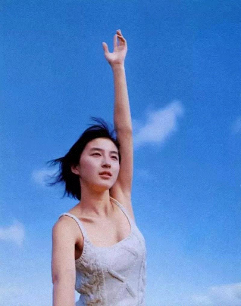 她是我见过最好看的短发女孩儿