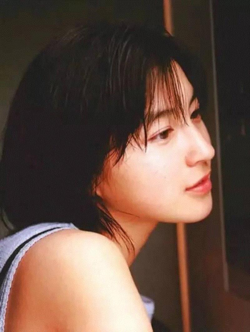她是我见过最好看的短发女孩儿
