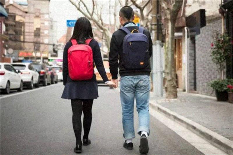 一只患有强迫症的背包