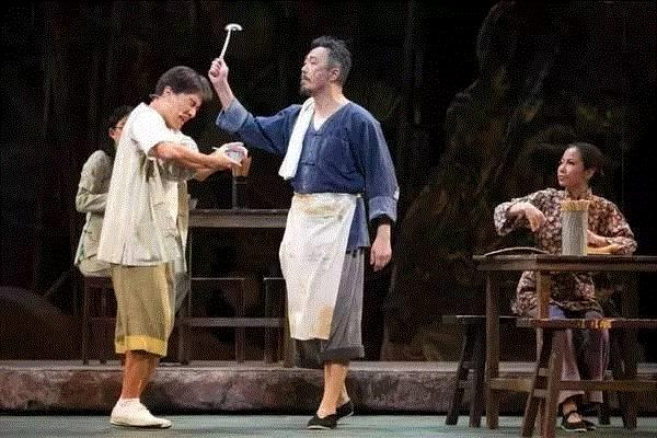 音乐剧《顶头锤》丨一段香港记忆和?一个“黄金时代”