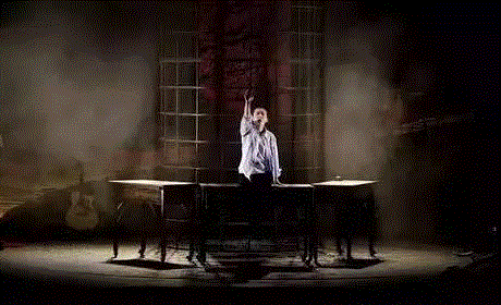 德国当代经典·话剧《金龙》丨我掉了一颗牙齿。就在金龙后面的厨房里。【文末福利】