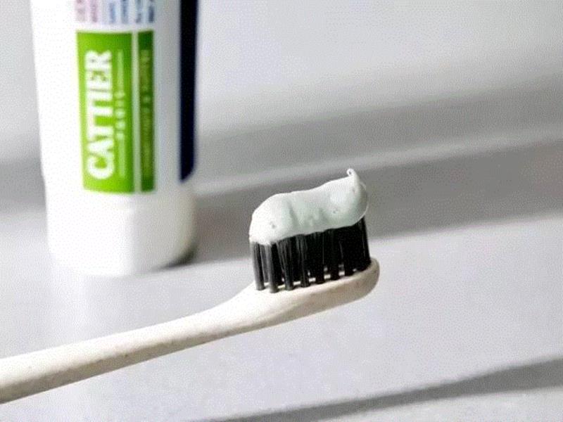 用泥土刷牙，能刷干净吗？