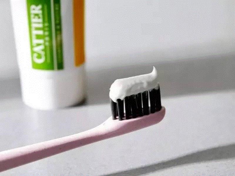 用泥土刷牙，能刷干净吗？