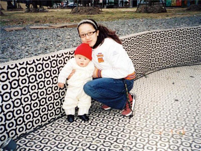 【瑞象视点】家庭影像里的情绪：戴建勇coca的影像日记 | 私人家庭影像和记忆构建（四）