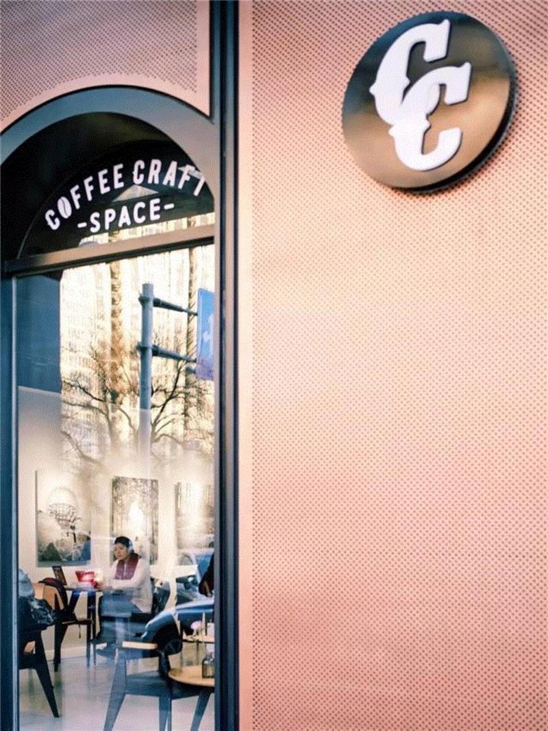 Coffee Craft 北京: 多功能咖啡屋与神奇八扇门 / UUA建筑师事务所