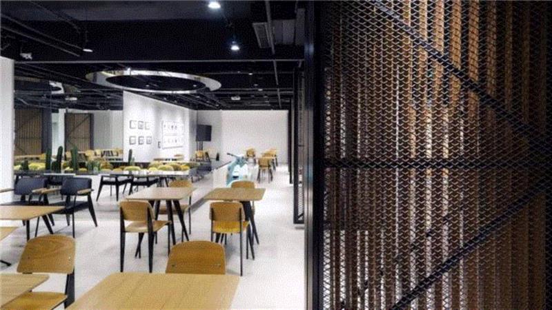Coffee Craft 北京: 多功能咖啡屋与神奇八扇门 / UUA建筑师事务所